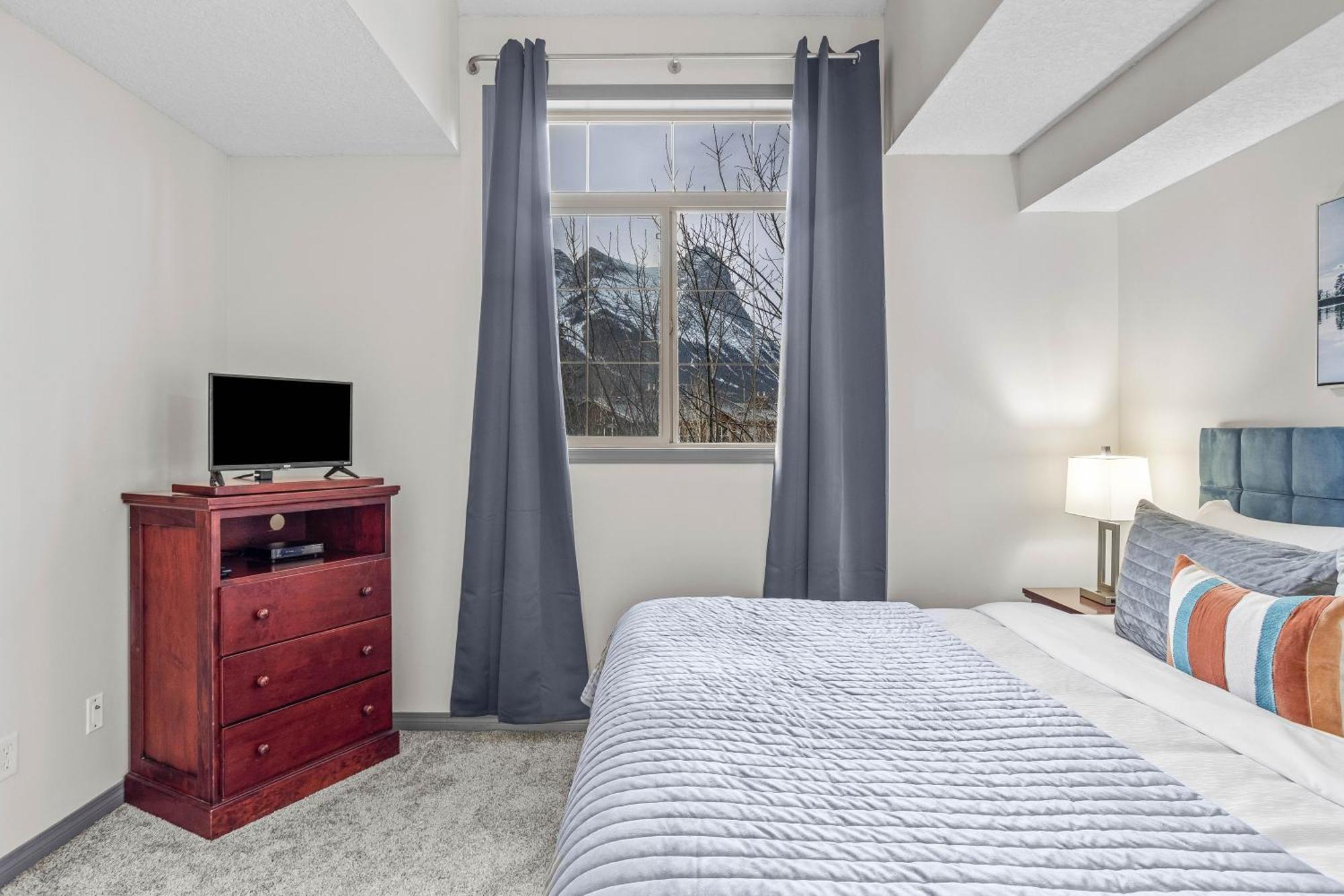 Mystic Pool & Hot Tub Hosted By Little Sister Getaways Apartment Canmore Exterior photo